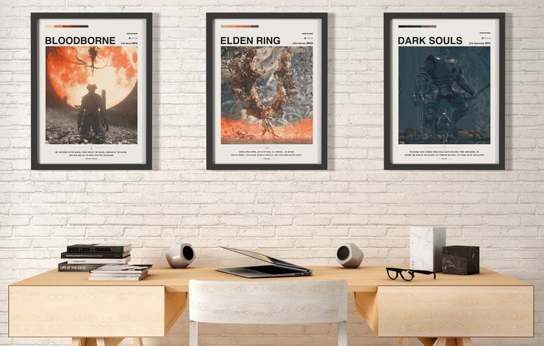K&ouml;nnte beinhalten: Drei gerahmte Poster an einer wei&szlig;en Backsteinwand. Die Poster sind f&uuml;r die Videospiele Bloodborne, Elden Ring und Dark Souls. Jedes Poster zeigt ein dunkles, stilisiertes Bild eines Charakters aus dem Spiel.
