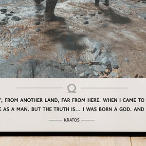 K&ouml;nnte beinhalten: Ein Schwarzwei&szlig;-Poster mit einem Zitat aus dem Videospiel God of War. Das Zitat lautet: "Ich bin ein Gott, Junge, aus einem anderen Land, weit weg von hier. Als ich an diese K&uuml;sten kam, entschied ich mich, als Mann zu leben. Aber die Wahrheit ist... ich wurde als Gott geboren. Und du auch." - Kratos. Das Poster zeigt ein malerisches Bild einer felsigen Landschaft.