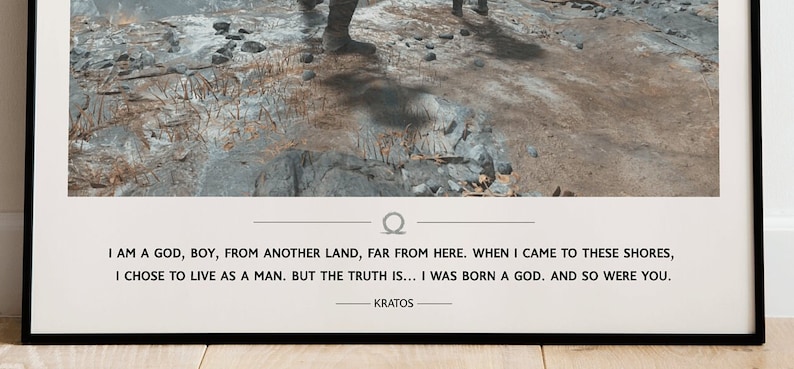 K&ouml;nnte beinhalten: Ein Schwarzwei&szlig;-Poster mit einem Zitat aus dem Videospiel God of War. Das Zitat lautet: "Ich bin ein Gott, Junge, aus einem anderen Land, weit weg von hier. Als ich an diese K&uuml;sten kam, entschied ich mich, als Mann zu leben. Aber die Wahrheit ist... ich wurde als Gott geboren. Und du auch." - Kratos. Das Poster zeigt ein malerisches Bild einer felsigen Landschaft.