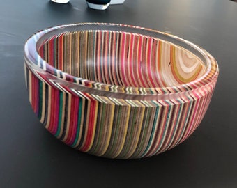 Könnte beinhalten: Eine farbenfrohe Schüssel aus recycelten Skateboards mit einer klaren Epoxidharz-Oberfläche.