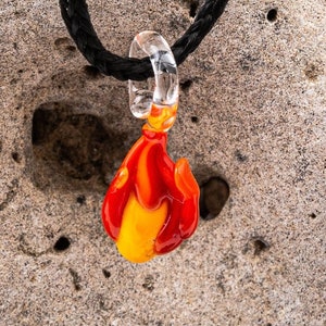 Murano Glass Flame Necklace – Fire Pendant – Handmade Passion Charm – Symbolic Glass Jewelry – Bold Art Gift – Spiritual Flame