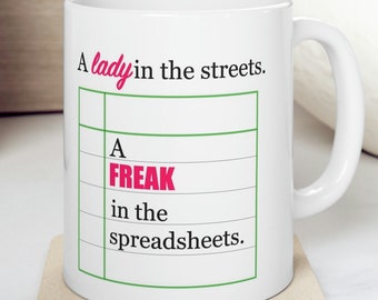 Uma senhora nas ruas, uma aberração nas planilhas caneca de cerâmica - presente engraçado de estatísticas para alunos de pós-graduação e doutorado, professores, presentes de escritório