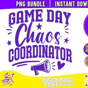 Könnte beinhalten: Lila Grafikdesign mit dem Text "GAME DAY Chaos COORDINATOR" und einer Megaphon-Illustration. Enthält einen Kreis mit "6 PNG FILES" und "6 COLOR OPTIONS". Enthält auch den Text "INSOMNIAC FISH DESIGNS".