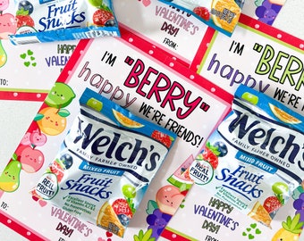 Può includere: Tre biglietti di San Valentino con sfondo a pois rosso e bianco. Ogni biglietto presenta un design di frutta a cartone animato e il testo "Sono "Berry" felice che siamo amici!" con un piccolo pacchetto di Welch's Fruit Snacks attaccato a ogni biglietto.