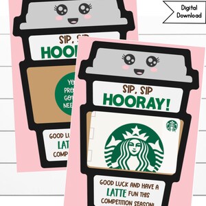 Op de afbeelding: Een roze en witte printbare kaart met een cartoon koffiebeker en de tekst "Sip, Sip Hooray!" en "Veel geluk en veel plezier met een latte dit competitieseizoen!"