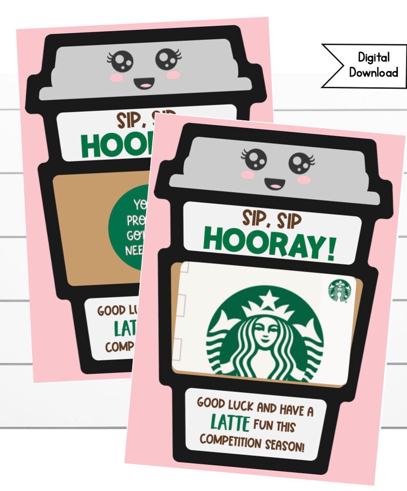 Op de afbeelding: Een roze en witte printbare kaart met een cartoon koffiebeker en de tekst "Sip, Sip Hooray!" en "Veel geluk en veel plezier met een latte dit competitieseizoen!"