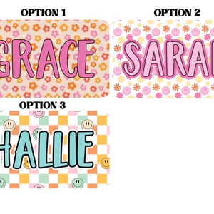K&ouml;nnte beinhalten: Drei rechteckige Schilder mit abgerundeten Ecken. Option 1 zeigt den Namen GRACE in Pink auf einem orangefarbenen und pinken Blumenmuster. Option 2 zeigt den Namen SARAH in Pink auf einem Muster aus pinken Smileys und Blumen. Option 3 zeigt den Namen HALLIE in Hellblau auf einem karierten Hintergrund mit Smileys.
