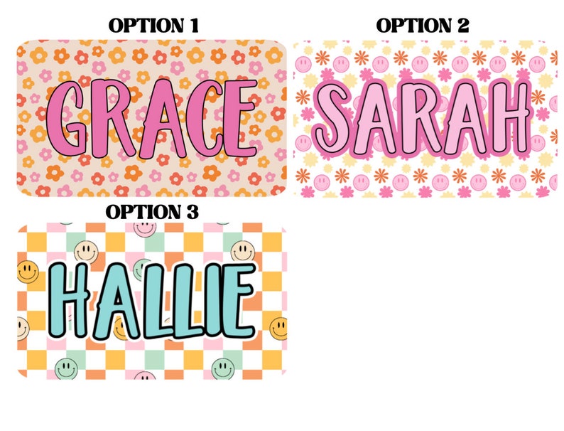 K&ouml;nnte beinhalten: Drei rechteckige Schilder mit abgerundeten Ecken. Option 1 zeigt den Namen GRACE in Pink auf einem orangefarbenen und pinken Blumenmuster. Option 2 zeigt den Namen SARAH in Pink auf einem Muster aus pinken Smileys und Blumen. Option 3 zeigt den Namen HALLIE in Hellblau auf einem karierten Hintergrund mit Smileys.
