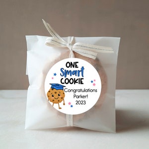 GEDRUCKTE Graduation One Smart Cookie 5 cm Aufkleber - Kindergarten, Pre-K Abschluss, Fünfte Klasse, Klassenringe, Ende des Jahres Geschenk, Student
