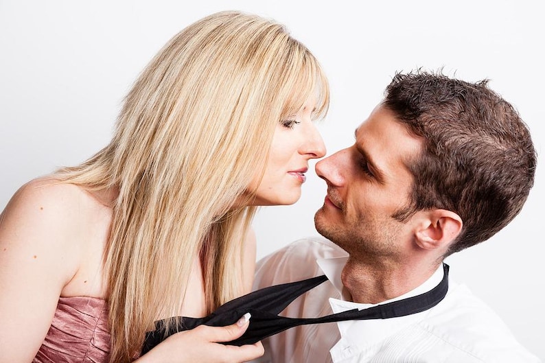 K&ouml;nnte beinhalten: Nahaufnahme eines Paares, das sich anschaut, der Mann tr&auml;gt eine schwarze Fliege.