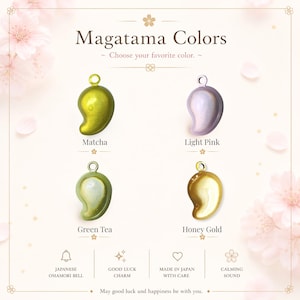 Może przedstawiać: Cztery zawieszki magatama w kształcie przecinka z metalowymi k&oacute;łeczkami, oznaczone jako Matcha, Light Pink, Green Tea i Honey Gold. Tekst zawiera Magatama Colors, Choose your favorite color, Japanese Omamori Bell, Good Luck Charm, Made in Japan with Care, Calming Sound oraz May good luck and happiness be with you.