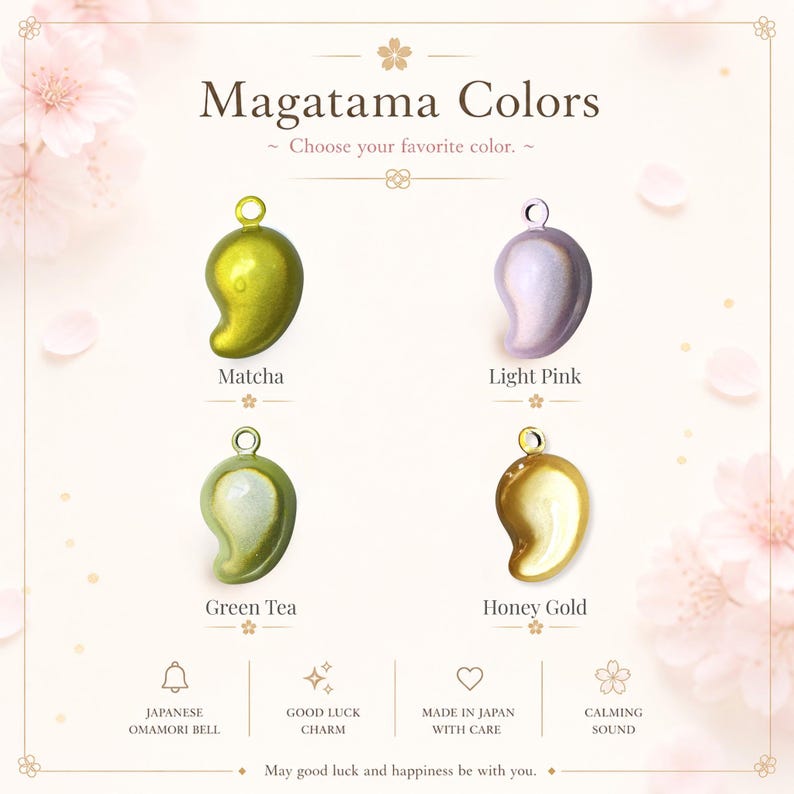 Może przedstawiać: Cztery zawieszki magatama w kształcie przecinka z metalowymi k&oacute;łeczkami, oznaczone jako Matcha, Light Pink, Green Tea i Honey Gold. Tekst zawiera Magatama Colors, Choose your favorite color, Japanese Omamori Bell, Good Luck Charm, Made in Japan with Care, Calming Sound oraz May good luck and happiness be with you.