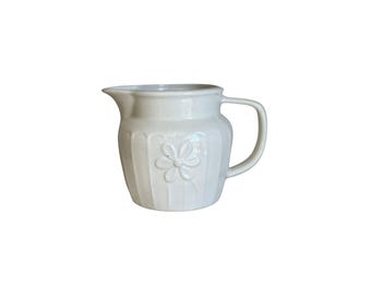 Vintage Elfenbein Gänseblümchen Krug, kleine Keramik Milchkännchen, Cottage Küche Dekor, Bauernhaus Krug, Krug mit Blumenprägung, weiße Vintage Vase
