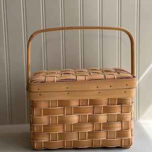 Vintage Woven Basket with Handle – Cottagecore Storage, Rustic Picnic Basket, Farmhouse Collectible