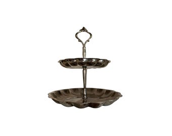 Vintage zilveren gelaagde serveerstandaard | Two Tier Etagère | Sculpturaal zilveren pronkstuk | Hostinginrichting in landgoedstijl | Verzameld huis