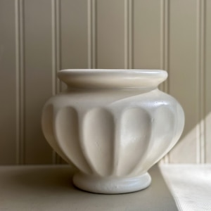 Vintage Haeger Pot – Cream Ceramic Vase – Classic Vintage Transitional Home Decor – Antique Styling – Collected Interiors