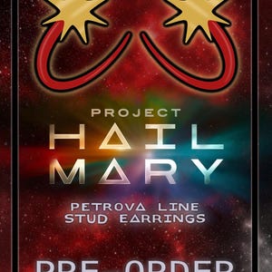 Może przedstawiać: Obraz promocyjny kolczyków sztyftów Petrova Line. Projekt zawiera czerwoną i złotą grafikę rozbłysku gwiazdy nad tekstem "PROJECT HAIL MARY". Tło jest głęboko czerwone z efektem gwiezdnym, a słowa "PRE-ORDER" znajdują się na dole.