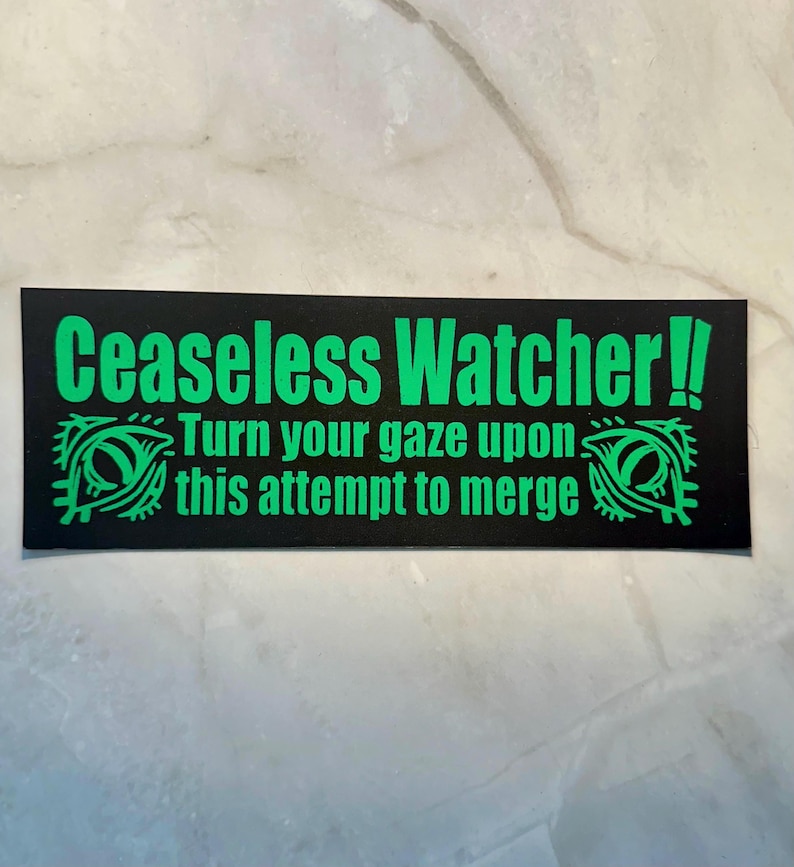 Puede incluir: Una pegatina rectangular negra con texto verde que dice "Ceaseless Watcher!!" y "Turn your gaze upon this attempt to merge". La pegatina tiene dos dise&ntilde;os de ojos verdes en la parte inferior. La pegatina est&aacute; sobre una superficie blanca y gris.