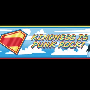 Puede incluir: Gr&aacute;fico rectangular con un cielo azul y nubes blancas. El texto "KINDNESS IS PUNK ROCK!" est&aacute; en letras amarillas y azules. Un logotipo de escudo rojo y amarillo est&aacute; a la izquierda, y una silueta negra de una figura voladora est&aacute; a la derecha.