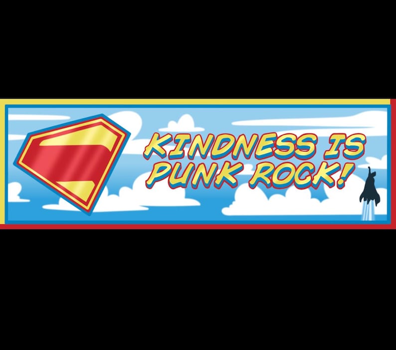 Puede incluir: Gr&aacute;fico rectangular con un cielo azul y nubes blancas. El texto "KINDNESS IS PUNK ROCK!" est&aacute; en letras amarillas y azules. Un logotipo de escudo rojo y amarillo est&aacute; a la izquierda, y una silueta negra de una figura voladora est&aacute; a la derecha.