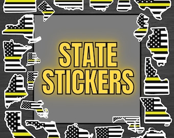 Pode incluir: Um conjunto de adesivos de contorno de estado preto e branco com uma fina faixa amarela no meio. Os adesivos são dispostos em círculo em torno das palavras "STATE STICKERS".