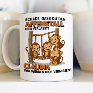 Può includere: Tazza in ceramica bianca con un'illustrazione a cartoni animati di quattro scimmie marroni su un'altalena. La tazza ha un testo in tedesco che recita: "SCHADE, DASS DU DEN AFFENSTALL HIER VERLÄSST! CLAUDIA WIR WERDEN DICH VERMISSEN!"