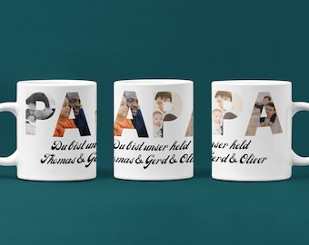 Può includere: Tazza in ceramica bianca con la parola "PAPA" scritta in grandi lettere. Le lettere sono riempite con foto di un padre e dei suoi figli. Il testo "Du bist unser held Thomas & Gerd & Oliver" è stampato sotto la parola "PAPA".