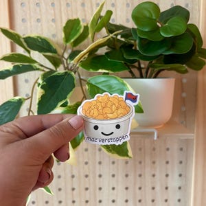 Pegatina de Mac Verstappen / Pegatina divertida de F1 / Regalo de Max Verstappen / Pegatina de Fórmula 1 Red Bull Racing / Calcomanía linda de automovilismo kawaii