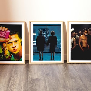 Könnte beinhalten: Drei gerahmte Filmplakate aus dem Film "Fight Club" werden gezeigt. Die Plakate zeigen ikonische Szenen und Charaktere aus dem Film, mit einem Holzrahmen. Die Plakate sind auf einem Holzboden angeordnet.