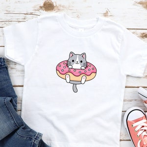 Camiseta con donut de gato adorable, camiseta con donut de gatito kawaii, camiseta con felino de dibujos animados divertidos, camiseta gráfica unisex, ropa informal cómoda, camiseta de regalo para todos los días