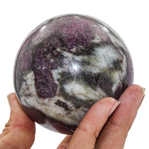 KAM'R GEM | Zeldzaam 3-inch roze robijnrood korund in middenstuk van biotietmatrix