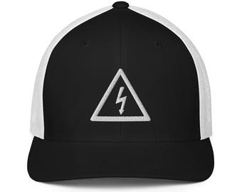 Gorra de camionero con símbolo de alto voltaje, parte trasera cerrada, ajuste elástico.