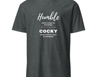 Camiseta con frase divertida, camisetas para hombre, camiseta con el lema "Humble Enough, Cocky Enough" (Lo suficientemente humilde, lo suficientemente arrogante).