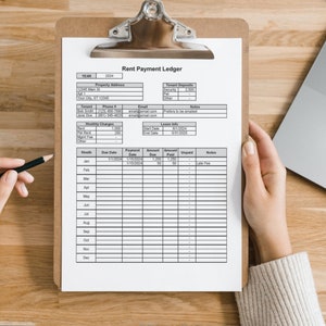Op de afbeelding: Een zwart-witte kasboek met de titel "Rent Payment Ledger" en een tabel met kolommen voor maand, vervaldatum, betalingsdatum, verschuldigd bedrag, betaald bedrag, onbetaald en notities. De tabel is gevuld met datums en cijfers.