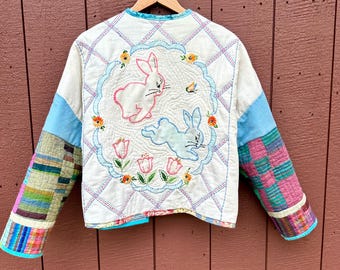 Chaqueta acolchada reciclada, aplique de conejito vintage y flores bordadas, talla pequeña/mediana