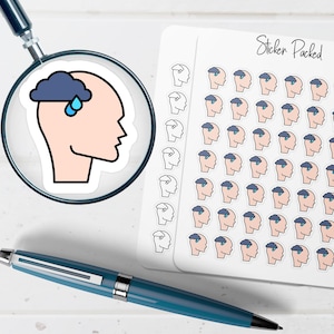 Peut inclure: Une feuille d'autocollants avec un motif r&eacute;p&eacute;t&eacute; d'une t&ecirc;te avec un nuage de pluie. Une loupe encadre un seul autocollant du m&ecirc;me motif. Un stylo bleu est au premier plan. Le texte "Sticker Packed" est sur la feuille d'autocollants.