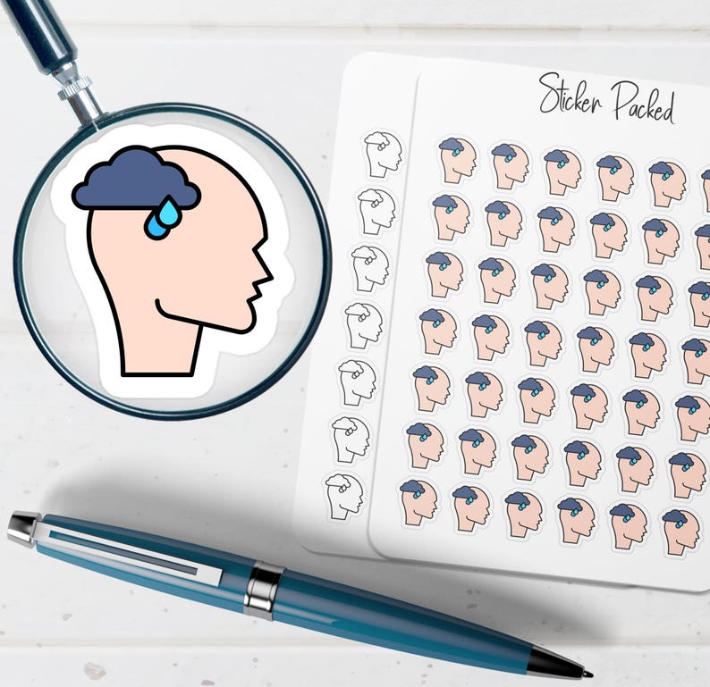 Peut inclure: Une feuille d'autocollants avec un motif r&eacute;p&eacute;t&eacute; d'une t&ecirc;te avec un nuage de pluie. Une loupe encadre un seul autocollant du m&ecirc;me motif. Un stylo bleu est au premier plan. Le texte "Sticker Packed" est sur la feuille d'autocollants.