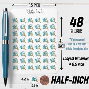 以下が含まれることがあります： 青い書類と虫眼鏡が描かれた48枚のステッカーのシート。ステッカーの最長寸法は約1.3cmです。シートの幅は8.9cm、高さは11.4cmです。シートには「Sticker Packed」と書かれています。