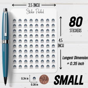 Peut inclure: Une planche de 80 petits autocollants avec un motif de bateau bleu marine. La planche mesure 8,89 cm de large et 11,43 cm de haut. La plus grande dimension de chaque autocollant est de 0,89 cm. Le texte "Sticker Packed" et "SMALL" sont &eacute;galement visibles.