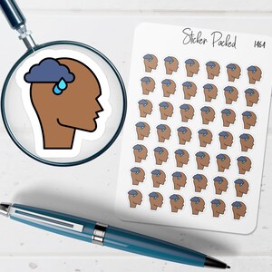 Peut inclure: Une feuille d'autocollants avec un motif r&eacute;p&eacute;t&eacute; d'une t&ecirc;te brune avec un nuage bleu et une goutte de pluie. Les autocollants sont &eacute;tiquet&eacute;s "Sticker Packed 1464". Une loupe et un stylo bleu sont &eacute;galement dans l'image.