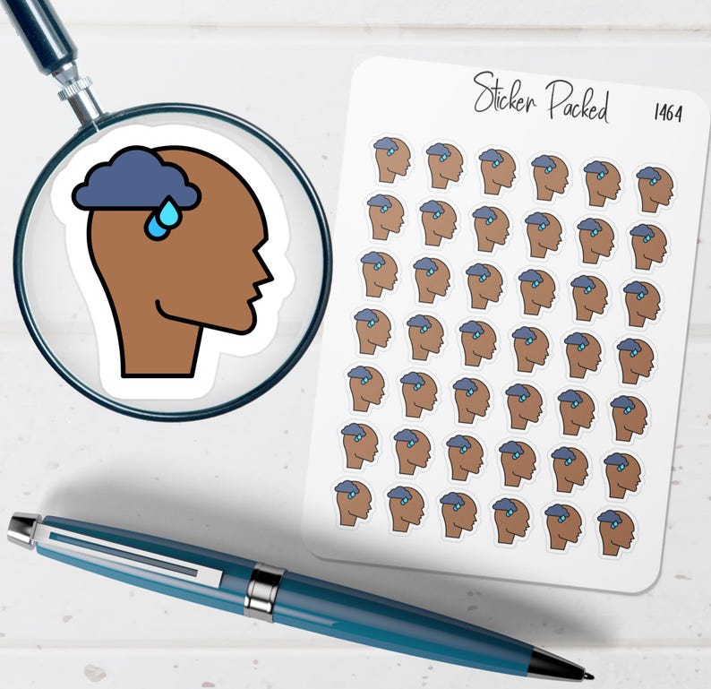 Peut inclure: Une feuille d'autocollants avec un motif r&eacute;p&eacute;t&eacute; d'une t&ecirc;te brune avec un nuage bleu et une goutte de pluie. Les autocollants sont &eacute;tiquet&eacute;s "Sticker Packed 1464". Une loupe et un stylo bleu sont &eacute;galement dans l'image.