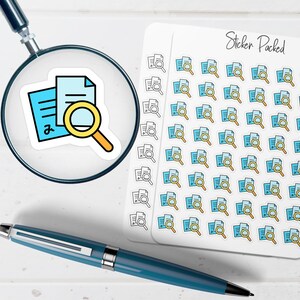 以下が含まれることがあります： 書類と虫眼鏡のデザインのステッカーシート。ステッカーは白地に青と黄色のイラストです。虫眼鏡と青いペンも画像にあります。