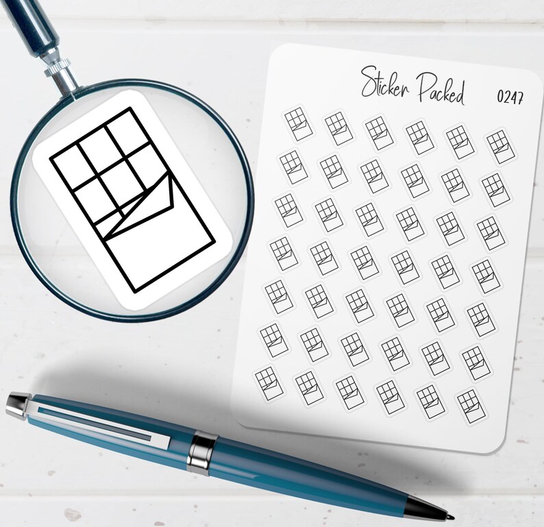 K&ouml;nnte beinhalten: Ein Bogen wei&szlig;er Aufkleber mit einem sich wiederholenden Muster einer Schokoladenriegelkontur. Eine Lupe fokussiert sich auf einen einzelnen Aufkleber. Der Text "Sticker Packed 0247" ist sichtbar. Ein blauer Stift befindet sich im Vordergrund.