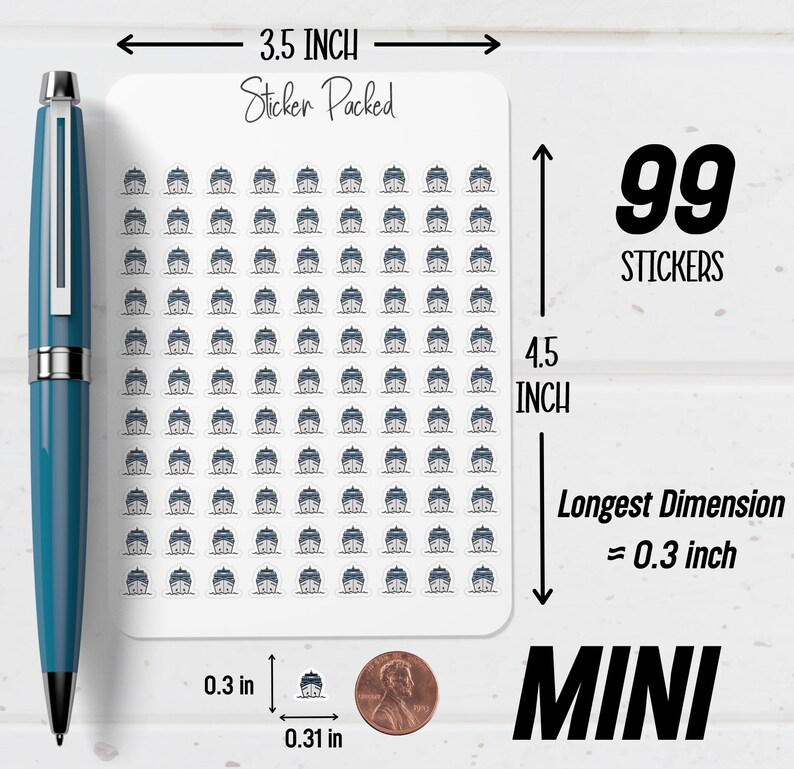 Peut inclure: Une planche de 99 mini autocollants, chacun avec un motif de bateau simple. La planche mesure 8,89 cm de large et 11,43 cm de haut. La plus grande dimension de chaque autocollant est d'environ 0,76 cm. Le texte "Sticker Packed" et "MINI" sont visibles.