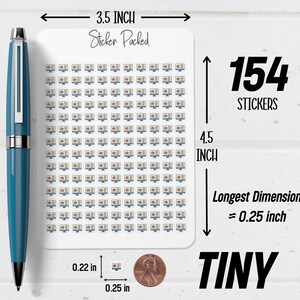 以下が含まれることがあります： パソコンモニターのデザインの小さなステッカーシート。シートの幅は8.89cm、高さは11.43cmで、154枚のステッカーが入っています。各ステッカーの最長寸法は0.64cmです。「Sticker Packed」と「TINY」の文字も表示されています。