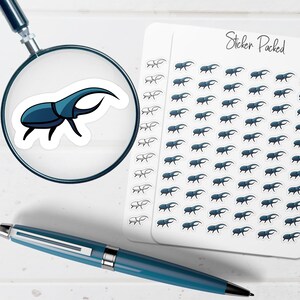 以下が含まれることがあります： 青いカブトムシのイラストが繰り返されるパターンのステッカーシート。拡大鏡は、単一のカブトムシステッカーのクローズアップを示しています。青いペンが前景にあり、「Sticker Packed」という言葉がステッカーシートに書かれています。