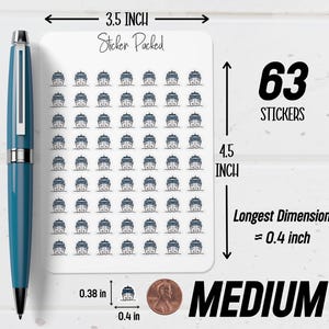 Peut inclure: Une planche de 63 autocollants de taille moyenne, chacun avec un motif de bateau bleu marine. Les autocollants mesurent 1 cm de long et sont emball&eacute;s sur une feuille de 9 x 11,4 cm. Le texte "Sticker Packed" est imprim&eacute; sur la feuille.