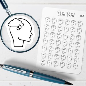 Peut inclure: Une feuille d'autocollants blancs avec le contour noir d'une t&ecirc;te avec un nuage et une goutte de pluie. La feuille est &eacute;tiquet&eacute;e "Sticker Packed 1464". Une loupe et un stylo bleu sont &eacute;galement dans l'image.