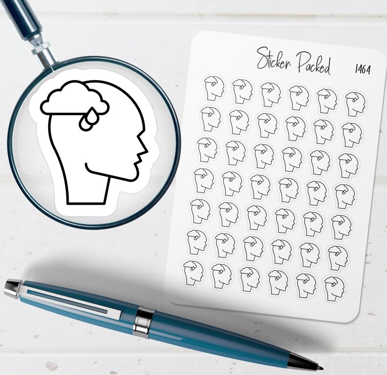 Peut inclure: Une feuille d'autocollants blancs avec le contour noir d'une t&ecirc;te avec un nuage et une goutte de pluie. La feuille est &eacute;tiquet&eacute;e "Sticker Packed 1464". Une loupe et un stylo bleu sont &eacute;galement dans l'image.