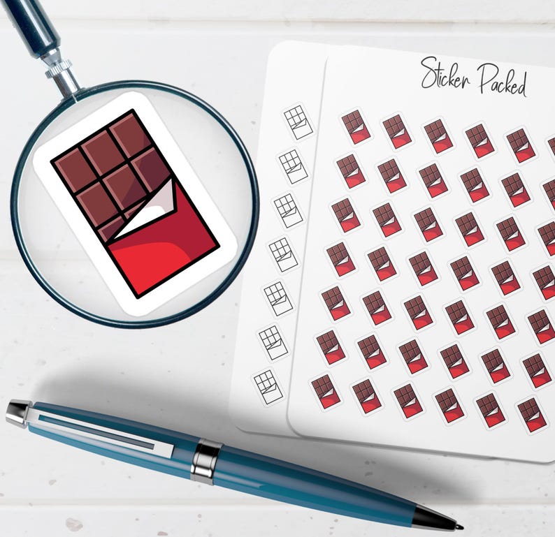 K&ouml;nnte beinhalten: Ein Aufkleber mit einer Schokoladentafel mit roter Verpackung wird durch eine Lupe vergr&ouml;&szlig;ert. Ein Bogen mit Aufklebern mit dem Text "Sticker Packed" und mehreren Schokoladentafel-Aufklebern ist sichtbar. Ein blauer Stift liegt auf der wei&szlig;en Oberfl&auml;che.